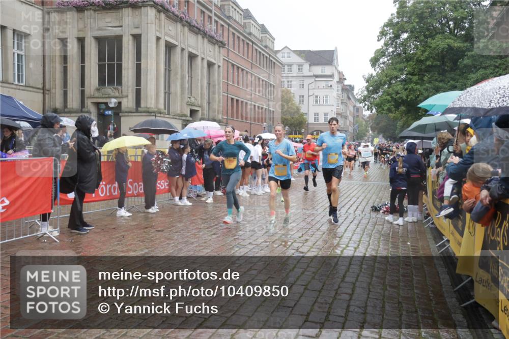 13.09.2026 - Kiel Lauf Yannick Fuchs http://msf.ph/oto/10409850 13.09.2026 10:40:35 Ziel 837, 1037, 1123, 1125, 1408, 1434, 1793, 1874, 1985, 2844, 2942, 3339, 3524, 5018, 5086, 5473, 5568, 5846, 6100, 6397, 6632, 6635, 6709, 7081, 7537, 7636, 8338, 8773, 10022, 10587, 10833, 11266, 11268, 11598, 11668, 11697, 11711, 11715, 11839, 12023, 12122, 12194, 12568, 338, 529, 1096, 1422, 1434, 1475, 1786, 1810, 2145, 2313, 4374, 4442, 4443, 4457, 4688, 4932, 5029, 6100, 7156, 7165, 7522, 7587, 7984, 8168, 8187, 9086, 10025, 10995, 11003, 3415, 3841, 246, 3322 meine-sportfotos.de