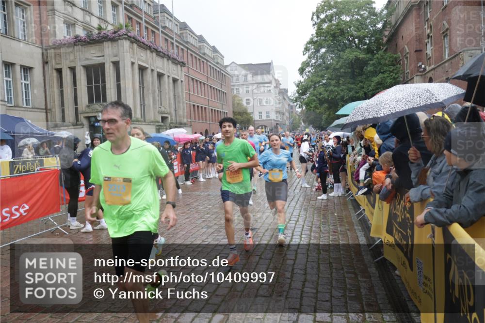 13.09.2026 - Kiel Lauf Yannick Fuchs http://msf.ph/oto/10409997 13.09.2026 10:40:49 Ziel 35, 337, 393, 1427, 1603, 1971, 2052, 2096, 2499, 3257, 3415, 3524, 3535, 3841, 4131, 4431, 4712, 5043, 6301, 6397, 6504, 6709, 6793, 7499, 7655, 7931, 8200, 8338, 8414, 8435, 8868, 9268, 10919, 11069, 11229, 11275, 11715, 11839, 12017, 12026, 12194, 12568, 529, 837, 1037, 1096, 1123, 1125, 1408, 1422, 1434, 1475, 1793, 1810, 1874, 1985, 2145, 2313, 2844, 2942, 3339, 4374, 4457, 5018, 5086, 5473, 5568, 5846, 6100, 6632, 6635, 6709, 7081, 7156, 7522, 7537, 7587, 8168 meine-sportfotos.de
