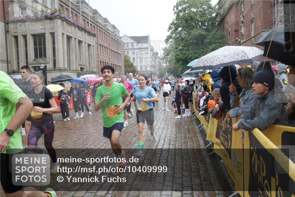 13.09.2026 - Kiel Lauf Yannick Fuchs http://msf.ph/oto/10409999 13.09.2026 10:40:49 Ziel 35, 337, 393, 1427, 1603, 1971, 2052, 2096, 2499, 3257, 3415, 3524, 3535, 3841, 4131, 4431, 4712, 5043, 6301, 6397, 6504, 6709, 6793, 7499, 7655, 7931, 8200, 8338, 8414, 8435, 8868, 9268, 10919, 11069, 11229, 11275, 11715, 11839, 12017, 12026, 12194, 12568, 529, 837, 1037, 1096, 1123, 1125, 1408, 1422, 1434, 1475, 1793, 1810, 1874, 1985, 2145, 2313, 2844, 2942, 3339, 4374, 4457, 5018, 5086, 5473, 5568, 5846, 6100, 6632, 6635, 6709, 7081, 7156, 7522, 7537, 7587, 8168 meine-sportfotos.de