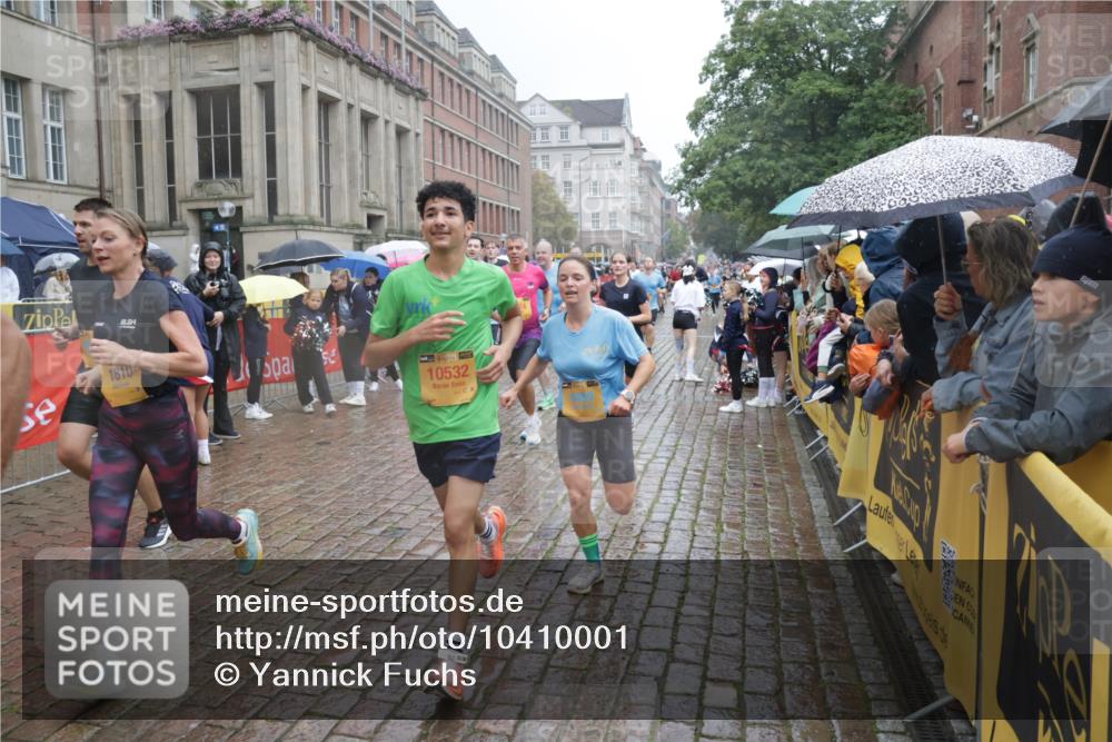13.09.2026 - Kiel Lauf Yannick Fuchs http://msf.ph/oto/10410001 13.09.2026 10:40:49 Ziel 35, 337, 393, 1427, 1603, 1971, 2052, 2096, 2499, 3257, 3415, 3524, 3535, 3841, 4131, 4431, 4712, 5043, 6301, 6397, 6504, 6709, 6793, 7499, 7655, 7931, 8200, 8338, 8414, 8435, 8868, 9268, 10919, 11069, 11229, 11275, 11715, 11839, 12017, 12026, 12194, 12568, 529, 837, 1037, 1096, 1123, 1125, 1408, 1422, 1434, 1475, 1793, 1810, 1874, 1985, 2145, 2313, 2844, 2942, 3339, 4374, 4457, 5018, 5086, 5473, 5568, 5846, 6100, 6632, 6635, 6709, 7081, 7156, 7522, 7537, 7587, 8168 meine-sportfotos.de
