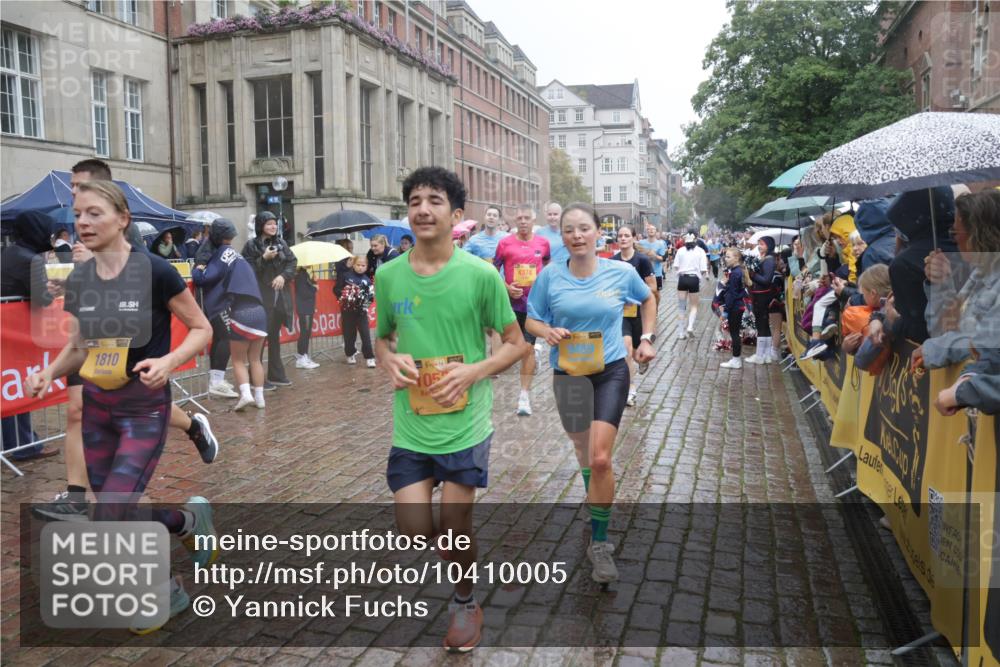 13.09.2026 - Kiel Lauf Yannick Fuchs http://msf.ph/oto/10410005 13.09.2026 10:40:49 Ziel 35, 337, 393, 1427, 1603, 1971, 2052, 2096, 2499, 3257, 3415, 3524, 3535, 3841, 4131, 4431, 4712, 5043, 6301, 6397, 6504, 6709, 6793, 7499, 7655, 7931, 8200, 8338, 8414, 8435, 8868, 9268, 10919, 11069, 11229, 11275, 11715, 11839, 12017, 12026, 12194, 12568, 529, 837, 1037, 1096, 1123, 1125, 1408, 1422, 1434, 1475, 1793, 1810, 1874, 1985, 2145, 2313, 2844, 2942, 3339, 4374, 4457, 5018, 5086, 5473, 5568, 5846, 6100, 6632, 6635, 6709, 7081, 7156, 7522, 7537, 7587, 8168 meine-sportfotos.de