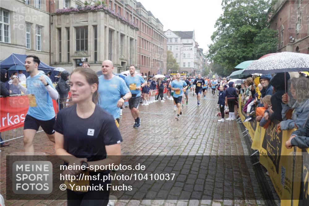 13.09.2026 - Kiel Lauf Yannick Fuchs http://msf.ph/oto/10410037 13.09.2026 10:40:51 Ziel 35, 337, 393, 1342, 1427, 1603, 1971, 2052, 2096, 2499, 2561, 2818, 3257, 3415, 3535, 3841, 4131, 4431, 4712, 5043, 5388, 6301, 6504, 6793, 7499, 7655, 7931, 8200, 8414, 8435, 8868, 8955, 9268, 10919, 11069, 11229, 11275, 12017, 12026, 12474, 529, 837, 1037, 1096, 1123, 1125, 1408, 1422, 1434, 1475, 1793, 1874, 1985, 2145, 2844, 2942, 3339, 3524, 4374, 4457, 5018, 5086, 5473, 5568, 5846, 6100, 6397, 6632, 6635, 6709, 7081, 7156, 7522, 7537, 8168 meine-sportfotos.de