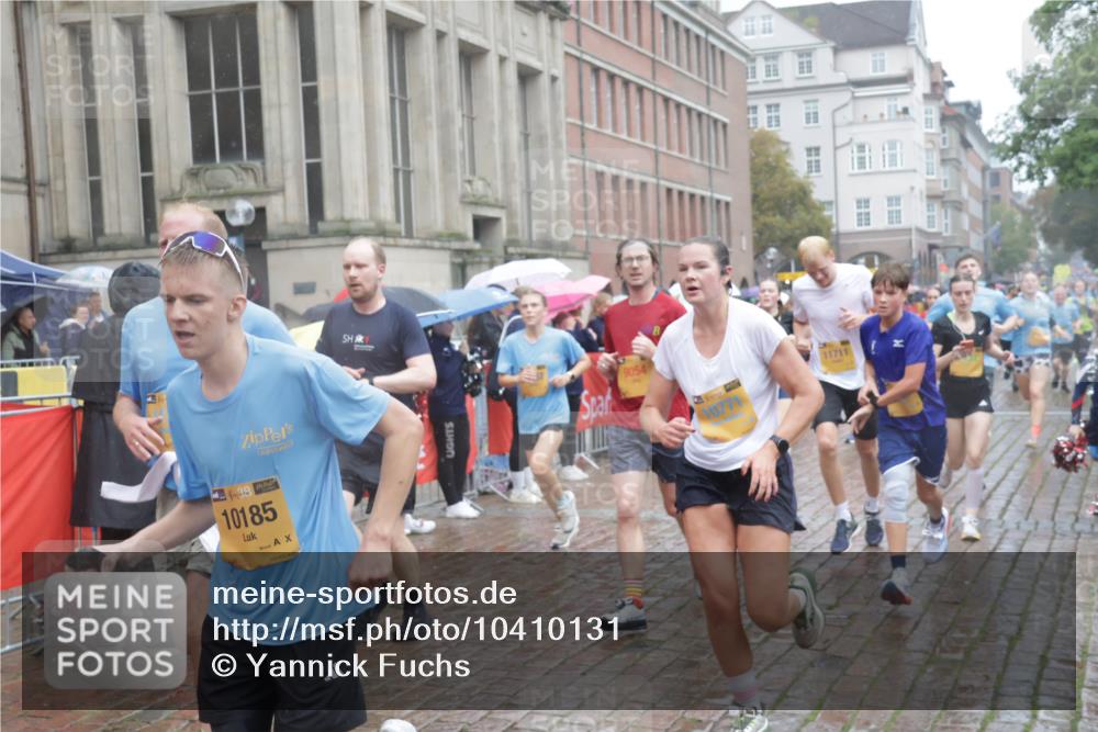 13.09.2026 - Kiel Lauf Yannick Fuchs http://msf.ph/oto/10410131 13.09.2026 10:40:57 Ziel 35, 1342, 1427, 1971, 2499, 2561, 2818, 2898, 3257, 3415, 3464, 3535, 3841, 4131, 4431, 4624, 4712, 5043, 5319, 5388, 5509, 6301, 6504, 6793, 7655, 8246, 8435, 8955, 9268, 9527, 10794, 11069, 11275, 11632, 11833, 11885, 12131, 12474, 12625, 337, 393, 837, 1037, 1123, 1125, 1408, 1422, 1434, 1475, 1603, 1793, 1874, 1985, 2052, 2096, 2844, 2942, 3339, 3524, 5018, 5086, 5473, 5568, 5846, 6100, 6301, 6397, 6632, 6635, 6709, 7081, 7499, 7522, 7537 meine-sportfotos.de