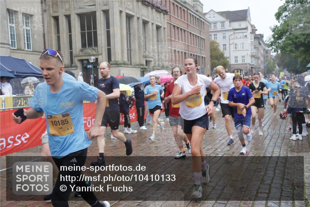 13.09.2026 - Kiel Lauf Yannick Fuchs http://msf.ph/oto/10410133 13.09.2026 10:40:57 Ziel 35, 1342, 1427, 1971, 2499, 2561, 2818, 2898, 3257, 3415, 3464, 3535, 3841, 4131, 4431, 4624, 4712, 5043, 5319, 5388, 5509, 6301, 6504, 6793, 7655, 8246, 8435, 8955, 9268, 9527, 10794, 11069, 11275, 11632, 11833, 11885, 12131, 12474, 12625, 337, 393, 837, 1037, 1123, 1125, 1408, 1422, 1434, 1475, 1603, 1793, 1874, 1985, 2052, 2096, 2844, 2942, 3339, 3524, 5018, 5086, 5473, 5568, 5846, 6100, 6301, 6397, 6632, 6635, 6709, 7081, 7499, 7522, 7537 meine-sportfotos.de
