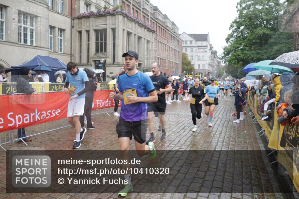 13.09.2026 - Kiel Lauf Yannick Fuchs http://msf.ph/oto/10410320 13.09.2026 10:41:07 Ziel 973, 1781, 2825, 2892, 2898, 3464, 3952, 4286, 4527, 4624, 4662, 4691, 4797, 5319, 5509, 5916, 6340, 6565, 7405, 7615, 8246, 9349, 9527, 9539, 10680, 10794, 11526, 11632, 11833, 11885, 12035, 12131, 12494, 12625, 35, 337, 393, 837, 1037, 1342, 1427, 1603, 1971, 1985, 2052, 2096, 2499, 2561, 2818, 3257, 3339, 3415, 3524, 3535, 3841, 4131, 4431, 4712, 5018, 5043, 5086, 5388, 5846, 6301, 6397, 6504, 6632, 6635, 6709, 6793, 7499, 7537, 7655, 8955, 849, 1985, 3339, 6632 meine-sportfotos.de