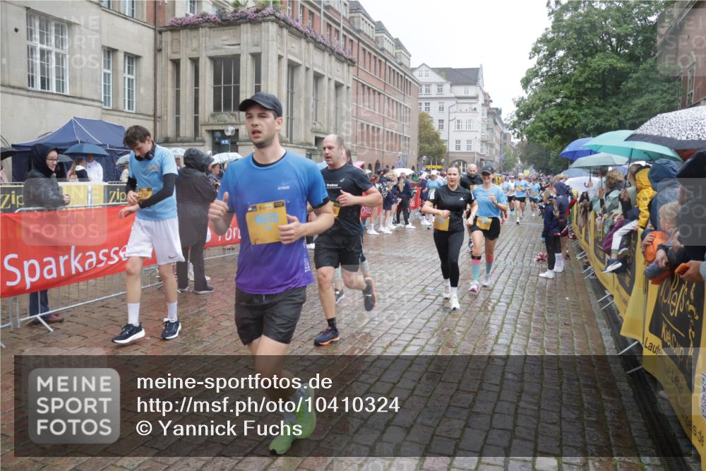 13.09.2026 - Kiel Lauf Yannick Fuchs http://msf.ph/oto/10410324 13.09.2026 10:41:07 Ziel 973, 1781, 2825, 2892, 2898, 3464, 3952, 4286, 4527, 4624, 4662, 4691, 4797, 5319, 5509, 5916, 6340, 6565, 7405, 7615, 8246, 9349, 9527, 9539, 10680, 10794, 11526, 11632, 11833, 11885, 12035, 12131, 12494, 12625, 35, 337, 393, 837, 1037, 1342, 1427, 1603, 1971, 1985, 2052, 2096, 2499, 2561, 2818, 3257, 3339, 3415, 3524, 3535, 3841, 4131, 4431, 4712, 5018, 5043, 5086, 5388, 5846, 6301, 6397, 6504, 6632, 6635, 6709, 6793, 7499, 7537, 7655, 8955, 849, 1985, 3339, 6632 meine-sportfotos.de