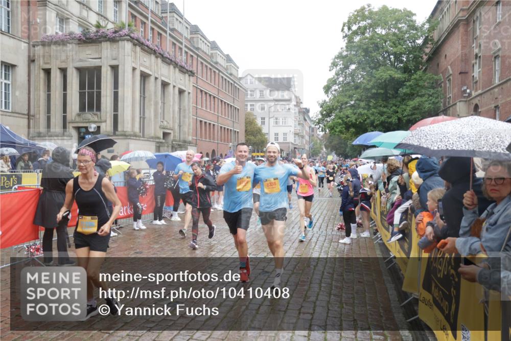 13.09.2026 - Kiel Lauf Yannick Fuchs http://msf.ph/oto/10410408 13.09.2026 10:41:12 Ziel 973, 1704, 1781, 1785, 2825, 2892, 3363, 3952, 4286, 4527, 4624, 4662, 4691, 4797, 5916, 6340, 6461, 6565, 6654, 7405, 7615, 8155, 9349, 9398, 9527, 9539, 10066, 10680, 10794, 11228, 11526, 11632, 12035, 12494, 35, 337, 393, 837, 1037, 1342, 1427, 1603, 1971, 2052, 2096, 2499, 2561, 2818, 2898, 3257, 3415, 3464, 3524, 3535, 3841, 4131, 4431, 4624, 4712, 5043, 5319, 5388, 5509, 6301, 6397, 6504, 6709, 6793, 7499, 7655, 8246, 8955, 827, 849, 1985, 3339, 5086, 6632 meine-sportfotos.de