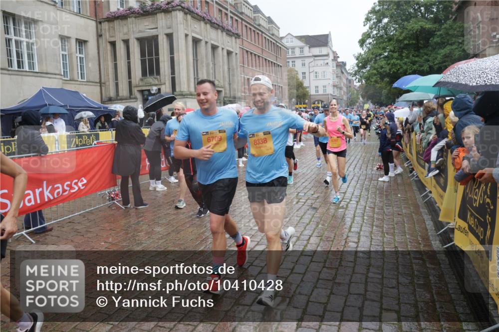 13.09.2026 - Kiel Lauf Yannick Fuchs http://msf.ph/oto/10410428 13.09.2026 10:41:13 Ziel 973, 1704, 1781, 1785, 2825, 2892, 3363, 3952, 4286, 4527, 4662, 4691, 4797, 5916, 6340, 6461, 6565, 6654, 7405, 7615, 8155, 9349, 9398, 9539, 9947, 10066, 10680, 10883, 11228, 11526, 12035, 12494, 35, 337, 393, 1037, 1342, 1427, 1603, 1971, 2052, 2096, 2499, 2561, 2818, 2892, 2898, 3257, 3415, 3464, 3524, 3535, 3841, 4131, 4431, 4624, 4712, 5043, 5319, 5388, 5509, 6301, 6340, 6397, 6504, 6709, 6793, 7405, 7499, 7615, 7655, 8246, 8955, 827, 849, 1985, 3339, 5086, 6632 meine-sportfotos.de