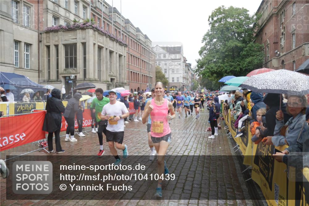 13.09.2026 - Kiel Lauf Yannick Fuchs http://msf.ph/oto/10410439 13.09.2026 10:41:14 Ziel 973, 1704, 1781, 1785, 2825, 3363, 3952, 4286, 4436, 4527, 4662, 4691, 4797, 5753, 5916, 6461, 6565, 6654, 8155, 9349, 9398, 9539, 9947, 10066, 10680, 10883, 11228, 11526, 12035, 12494, 35, 337, 393, 1342, 1427, 1603, 1971, 2052, 2096, 2499, 2561, 2818, 2892, 2898, 3257, 3415, 3464, 3524, 3535, 3841, 4131, 4431, 4624, 4662, 4712, 5043, 5319, 5388, 5509, 6301, 6340, 6397, 6504, 6709, 6793, 7405, 7499, 7615, 7655, 8246, 8955, 827, 849, 1985, 3339, 5086, 6632 meine-sportfotos.de