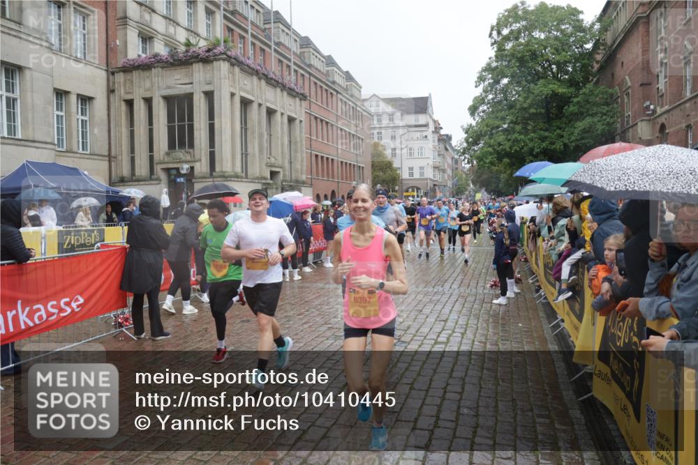 13.09.2026 - Kiel Lauf Yannick Fuchs http://msf.ph/oto/10410445 13.09.2026 10:41:14 Ziel 973, 1704, 1781, 1785, 2825, 3363, 3952, 4286, 4436, 4527, 4662, 4691, 4797, 5753, 5916, 6461, 6565, 6654, 8155, 9349, 9398, 9539, 9947, 10066, 10680, 10883, 11228, 11526, 12035, 12494, 35, 337, 393, 1342, 1427, 1603, 1971, 2052, 2096, 2499, 2561, 2818, 2892, 2898, 3257, 3415, 3464, 3524, 3535, 3841, 4131, 4431, 4624, 4662, 4712, 5043, 5319, 5388, 5509, 6301, 6340, 6397, 6504, 6709, 6793, 7405, 7499, 7615, 7655, 8246, 8955, 827, 849, 1985, 3339, 5086, 6632 meine-sportfotos.de