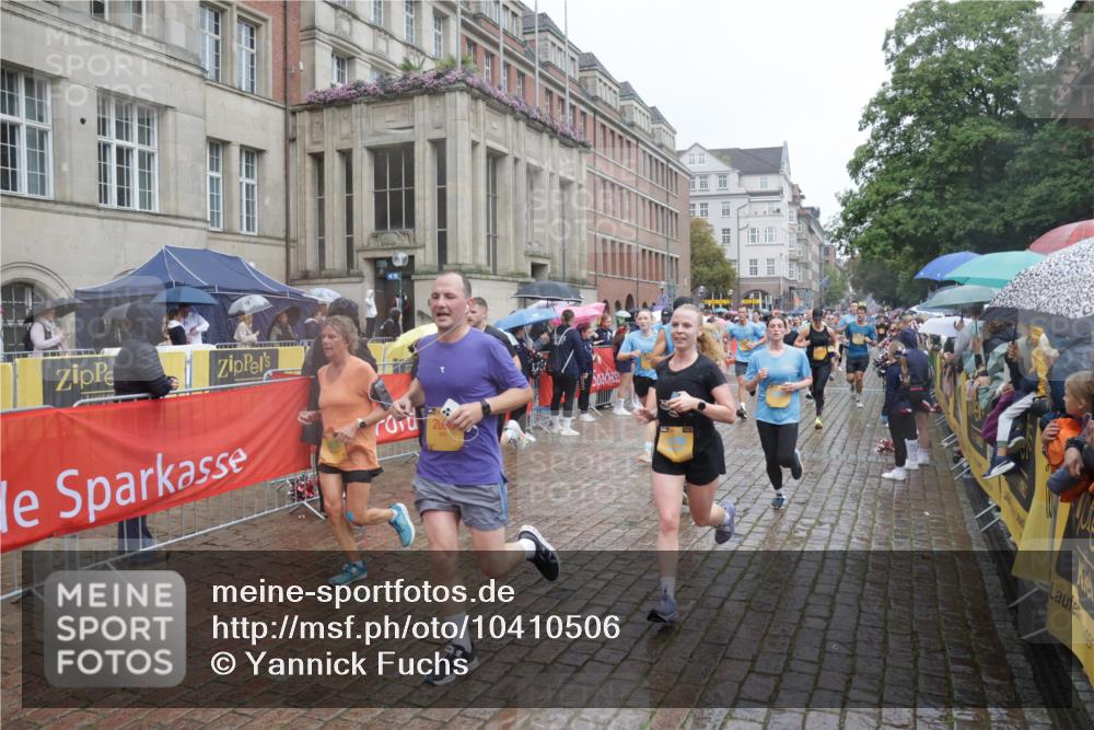 13.09.2026 - Kiel Lauf Yannick Fuchs http://msf.ph/oto/10410506 13.09.2026 10:41:17 Ziel 973, 1704, 1781, 1785, 2388, 2825, 3363, 3952, 4286, 4436, 4527, 4691, 4732, 5753, 5839, 5916, 6461, 6654, 8155, 9349, 9398, 9947, 10066, 10307, 10739, 10883, 11228, 11333, 12035, 12494, 35, 337, 393, 1342, 1427, 1603, 1971, 2052, 2096, 2499, 2561, 2818, 2825, 2892, 2898, 3257, 3415, 3464, 3535, 3841, 4131, 4431, 4624, 4662, 4712, 4797, 5043, 5319, 5388, 5509, 6301, 6340, 6504, 6565, 6793, 7405, 7499, 7615, 7655, 8246, 8955, 9349, 827, 849, 3339, 5086 meine-sportfotos.de