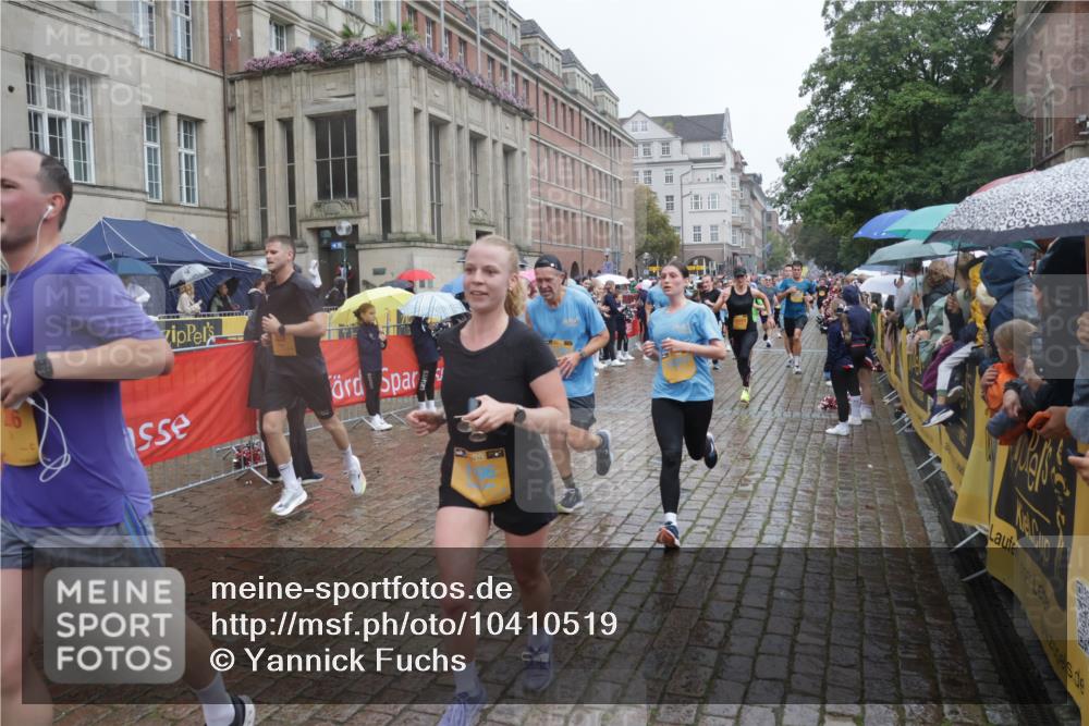 13.09.2026 - Kiel Lauf Yannick Fuchs http://msf.ph/oto/10410519 13.09.2026 10:41:17 Ziel 973, 1704, 1781, 1785, 2388, 2825, 3363, 3952, 4286, 4436, 4527, 4691, 4732, 5753, 5839, 5916, 6461, 6654, 8155, 9349, 9398, 9947, 10066, 10307, 10739, 10883, 11228, 11333, 12035, 12494, 35, 337, 393, 1342, 1427, 1603, 1971, 2052, 2096, 2499, 2561, 2818, 2825, 2892, 2898, 3257, 3415, 3464, 3535, 3841, 4131, 4431, 4624, 4662, 4712, 4797, 5043, 5319, 5388, 5509, 6301, 6340, 6504, 6565, 6793, 7405, 7499, 7615, 7655, 8246, 8955, 9349, 827, 849, 3339, 5086 meine-sportfotos.de