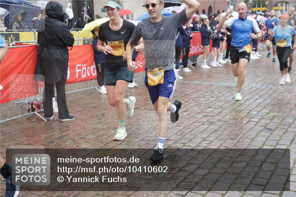 13.09.2026 - Kiel Lauf Yannick Fuchs http://msf.ph/oto/10410602 13.09.2026 10:41:22 Ziel 67, 849, 1494, 1704, 1785, 1933, 2388, 2531, 2647, 3363, 3960, 4062, 4436, 4527, 4732, 5335, 5726, 5753, 5839, 6461, 6654, 6993, 8155, 9398, 9455, 9947, 10066, 10307, 10739, 10867, 10883, 11228, 11333, 12034, 12035, 35, 973, 1342, 1427, 1781, 1971, 2499, 2561, 2818, 2825, 2892, 2898, 3257, 3415, 3464, 3535, 3841, 3952, 4131, 4286, 4431, 4527, 4624, 4662, 4691, 4712, 4797, 5043, 5319, 5388, 5509, 5916, 6301, 6340, 6504, 6565, 6793, 7405, 7615, 7655, 8246, 8955, 9349, 827 meine-sportfotos.de