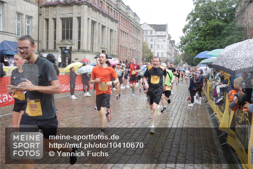 13.09.2026 - Kiel Lauf Yannick Fuchs http://msf.ph/oto/10410670 13.09.2026 10:41:26 Ziel 67, 827, 849, 1183, 1241, 1494, 1704, 1933, 2388, 2531, 2647, 3960, 4062, 4436, 4732, 4976, 5058, 5335, 5726, 5753, 5839, 6993, 8155, 9398, 9455, 9947, 10066, 10307, 10739, 10867, 10883, 11333, 11586, 11813, 12034, 12039, 35, 973, 1342, 1427, 1781, 1785, 1971, 2499, 2561, 2818, 2825, 2892, 2898, 3257, 3363, 3464, 3535, 3952, 4131, 4286, 4527, 4624, 4662, 4691, 4712, 4797, 5043, 5319, 5388, 5509, 5916, 6340, 6461, 6565, 6654, 7405, 7615, 7655, 8155, 8246, 8955, 9349, 9398 meine-sportfotos.de