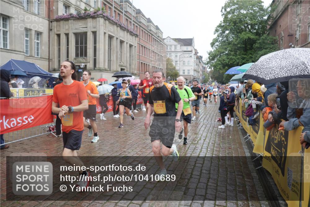 13.09.2026 - Kiel Lauf Yannick Fuchs http://msf.ph/oto/10410689 13.09.2026 10:41:27 Ziel 67, 827, 849, 1183, 1241, 1494, 1704, 1933, 2388, 2531, 2647, 3960, 4062, 4436, 4732, 4976, 5058, 5335, 5726, 5753, 5839, 6993, 9455, 9947, 10066, 10307, 10739, 10867, 10883, 11333, 11586, 11813, 12034, 12039, 35, 973, 1342, 1427, 1704, 1781, 1785, 1971, 2561, 2818, 2825, 2892, 2898, 3257, 3363, 3464, 3535, 3952, 4131, 4286, 4527, 4624, 4662, 4691, 4712, 4797, 5043, 5319, 5388, 5509, 5916, 6340, 6461, 6565, 6654, 7405, 7615, 7655, 8155, 8246, 8955, 9349, 9398, 10066 meine-sportfotos.de