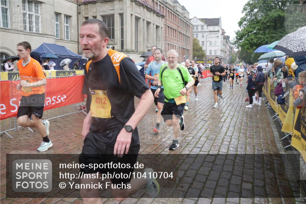 13.09.2026 - Kiel Lauf Yannick Fuchs http://msf.ph/oto/10410704 13.09.2026 10:41:27 Ziel 67, 827, 849, 1183, 1241, 1494, 1704, 1933, 2388, 2531, 2647, 3960, 4062, 4436, 4732, 4976, 5058, 5335, 5726, 5753, 5839, 6993, 9455, 9947, 10066, 10307, 10739, 10867, 10883, 11333, 11586, 11813, 12034, 12039, 35, 973, 1342, 1427, 1704, 1781, 1785, 1971, 2561, 2818, 2825, 2892, 2898, 3257, 3363, 3464, 3535, 3952, 4131, 4286, 4527, 4624, 4662, 4691, 4712, 4797, 5043, 5319, 5388, 5509, 5916, 6340, 6461, 6565, 6654, 7405, 7615, 7655, 8155, 8246, 8955, 9349, 9398, 10066 meine-sportfotos.de