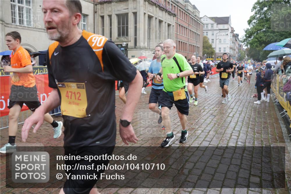 13.09.2026 - Kiel Lauf Yannick Fuchs http://msf.ph/oto/10410710 13.09.2026 10:41:28 Ziel 67, 827, 849, 1183, 1241, 1494, 1933, 2388, 2531, 2647, 3960, 4062, 4436, 4732, 4976, 5058, 5335, 5726, 5753, 5839, 6993, 9455, 9567, 9947, 10307, 10579, 10739, 10867, 10883, 11333, 11586, 11813, 12034, 12039, 35, 973, 1342, 1427, 1704, 1781, 1785, 1971, 2561, 2818, 2825, 2892, 2898, 3363, 3464, 3535, 3952, 4286, 4527, 4624, 4662, 4691, 4712, 4797, 5043, 5319, 5388, 5509, 5916, 6340, 6461, 6565, 6654, 7405, 7615, 8155, 8246, 8955, 9349, 9398, 9947, 10066 meine-sportfotos.de