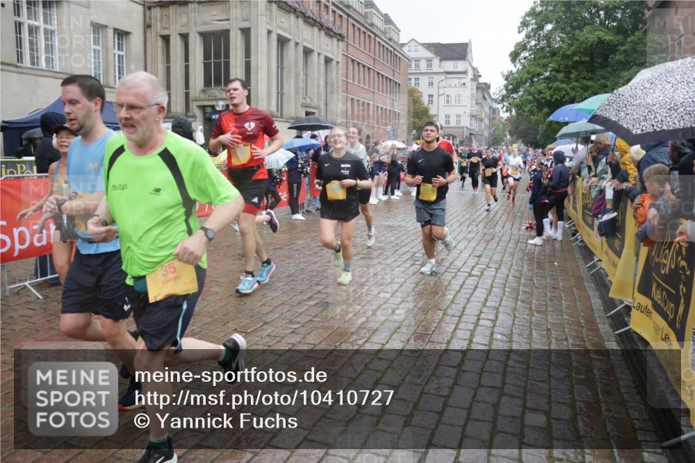 13.09.2026 - Kiel Lauf Yannick Fuchs http://msf.ph/oto/10410727 13.09.2026 10:41:28 Ziel 67, 827, 849, 1183, 1241, 1494, 1933, 2388, 2531, 2647, 3960, 4062, 4436, 4732, 4976, 5058, 5335, 5726, 5753, 5839, 6993, 9455, 9567, 9947, 10307, 10579, 10739, 10867, 10883, 11333, 11586, 11813, 12034, 12039, 35, 973, 1342, 1427, 1704, 1781, 1785, 1971, 2561, 2818, 2825, 2892, 2898, 3363, 3464, 3535, 3952, 4286, 4527, 4624, 4662, 4691, 4712, 4797, 5043, 5319, 5388, 5509, 5916, 6340, 6461, 6565, 6654, 7405, 7615, 8155, 8246, 8955, 9349, 9398, 9947, 10066 meine-sportfotos.de