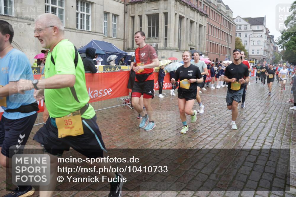 13.09.2026 - Kiel Lauf Yannick Fuchs http://msf.ph/oto/10410733 13.09.2026 10:41:29 Ziel 67, 827, 849, 1183, 1241, 1494, 1933, 2388, 2531, 2647, 3960, 4062, 4436, 4732, 4976, 5058, 5335, 5726, 5753, 5839, 6993, 9455, 9567, 10307, 10579, 10739, 10867, 11333, 11586, 11813, 12034, 12039, 35, 973, 1342, 1704, 1781, 1785, 2561, 2818, 2825, 2892, 2898, 3363, 3464, 3535, 3952, 4286, 4436, 4527, 4624, 4662, 4691, 4797, 5043, 5319, 5388, 5509, 5753, 5916, 6340, 6461, 6565, 6654, 7405, 7615, 8155, 8246, 8955, 9349, 9398, 9947, 10066 meine-sportfotos.de