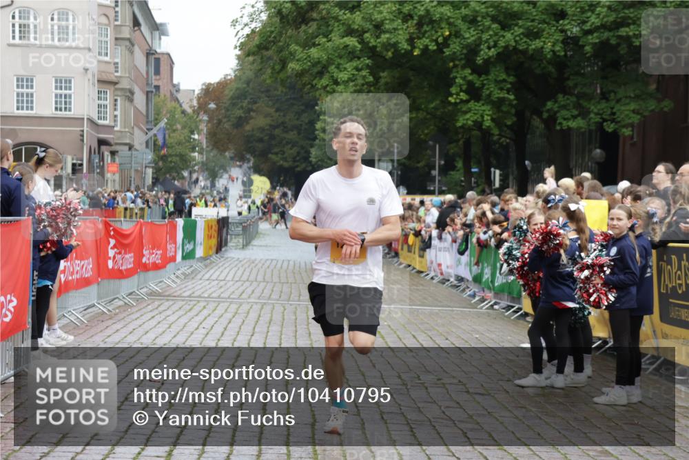 13.09.2026 - Kiel Lauf Yannick Fuchs http://msf.ph/oto/10410795 13.09.2026 09:35:19 Ziel 2761, 4638, 11904, 12484, 12832, 3168, 3766, 4361, 7414, 9380, 10461, 11719, 4589, 12278 meine-sportfotos.de