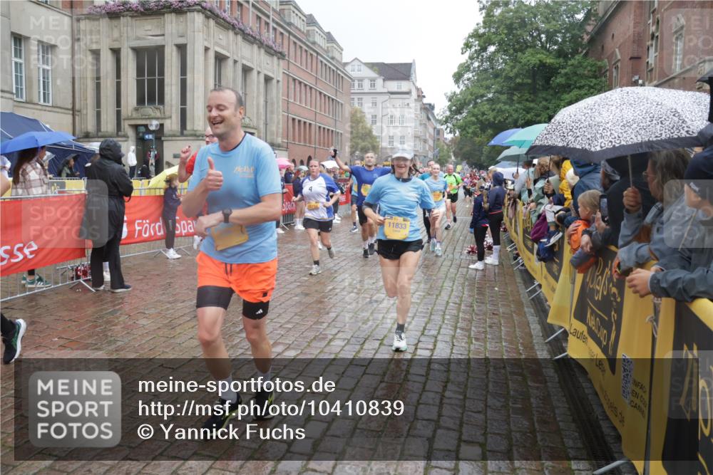13.09.2026 - Kiel Lauf Yannick Fuchs http://msf.ph/oto/10410839 13.09.2026 10:41:34 Ziel 67, 214, 604, 827, 849, 1183, 1241, 1772, 1933, 2531, 2532, 3329, 3330, 3960, 4062, 4959, 4976, 5058, 5108, 5335, 5726, 6993, 9369, 9455, 9567, 10575, 10579, 11461, 11484, 11586, 11610, 11813, 12039, 12419, 973, 1494, 1704, 1781, 1785, 1933, 2388, 2647, 2825, 2892, 2898, 3363, 3464, 3952, 3960, 4062, 4286, 4436, 4527, 4624, 4662, 4691, 4732, 4797, 5753, 5839, 5916, 6340, 6461, 6565, 6654, 7405, 7615, 8155, 8246, 9349, 9398, 9947, 10066, 10307 meine-sportfotos.de