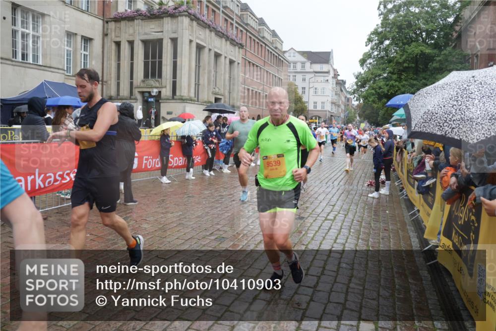 13.09.2026 - Kiel Lauf Yannick Fuchs http://msf.ph/oto/10410903 13.09.2026 10:41:38 Ziel 214, 604, 811, 827, 1183, 1241, 1445, 1772, 2387, 2532, 3249, 3329, 3330, 4959, 4976, 5058, 5108, 9369, 9395, 9567, 10273, 10575, 10579, 10960, 11336, 11461, 11484, 11586, 11610, 11813, 11858, 12039, 12419, 67, 849, 973, 1494, 1704, 1781, 1785, 1933, 2388, 2531, 2647, 2825, 2892, 3363, 3952, 3960, 4062, 4286, 4436, 4527, 4662, 4691, 4732, 4797, 5335, 5726, 5753, 5839, 5916, 6340, 6461, 6565, 6654, 6993, 7405, 7615, 8155, 9349, 9398, 9947, 10066, 10307 meine-sportfotos.de