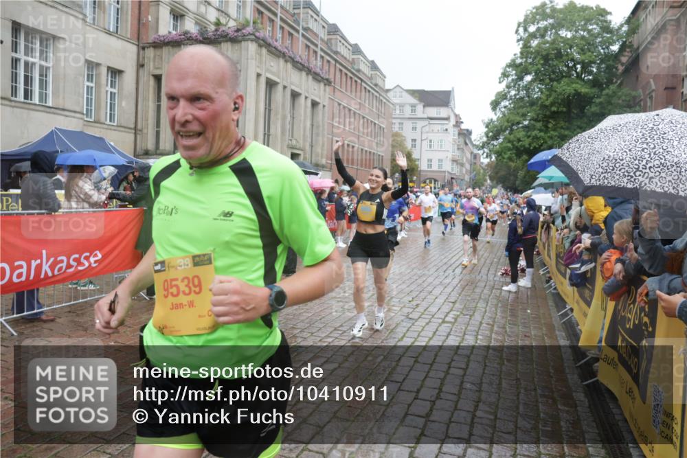 13.09.2026 - Kiel Lauf Yannick Fuchs http://msf.ph/oto/10410911 13.09.2026 10:41:38 Ziel 214, 604, 811, 827, 1183, 1241, 1445, 1772, 2387, 2532, 3249, 3329, 3330, 4959, 4976, 5058, 5108, 9369, 9395, 9567, 10273, 10575, 10579, 10960, 11336, 11461, 11484, 11586, 11610, 11813, 11858, 12039, 12419, 67, 849, 973, 1494, 1704, 1781, 1785, 1933, 2388, 2531, 2647, 2825, 2892, 3363, 3952, 3960, 4062, 4286, 4436, 4527, 4662, 4691, 4732, 4797, 5335, 5726, 5753, 5839, 5916, 6340, 6461, 6565, 6654, 6993, 7405, 7615, 8155, 9349, 9398, 9947, 10066, 10307 meine-sportfotos.de