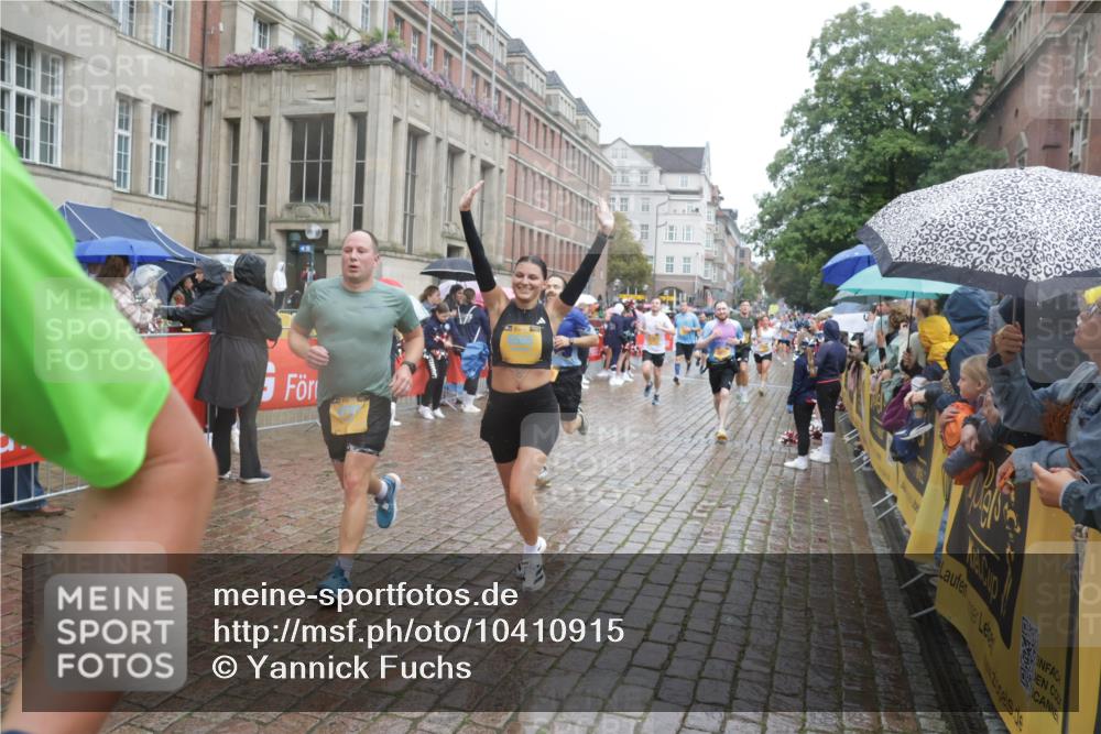 13.09.2026 - Kiel Lauf Yannick Fuchs http://msf.ph/oto/10410915 13.09.2026 10:41:39 Ziel 214, 604, 811, 827, 1183, 1241, 1445, 1772, 2387, 2532, 3249, 3329, 3330, 3351, 4959, 4976, 5058, 5108, 5158, 6960, 9364, 9369, 9395, 9567, 10273, 10575, 10579, 10960, 11336, 11461, 11484, 11586, 11610, 11813, 11858, 12419, 67, 827, 849, 973, 1494, 1704, 1781, 1785, 1933, 2388, 2531, 2647, 2825, 3363, 3952, 3960, 4062, 4286, 4436, 4527, 4662, 4691, 4732, 4797, 4976, 5335, 5726, 5753, 5839, 5916, 6461, 6565, 6654, 6993, 8155, 9349, 9398, 9947, 10066, 10307 meine-sportfotos.de