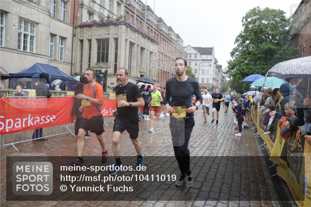 13.09.2026 - Kiel Lauf Yannick Fuchs http://msf.ph/oto/10411019 13.09.2026 10:42:00 Ziel 580, 1206, 1416, 1755, 2013, 2375, 2535, 2547, 2667, 2819, 3188, 3212, 3372, 3985, 4559, 4604, 5265, 5322, 5749, 6175, 6236, 6656, 6917, 7051, 7923, 8547, 8549, 8937, 8981, 9147, 9391, 9526, 9595, 9912, 9920, 10589, 10725, 10790, 10877, 11021, 11659, 11916, 12639, 67, 214, 604, 698, 811, 827, 849, 1183, 1241, 1330, 1445, 1507, 1772, 2387, 2531, 2532, 2927, 3249, 3329, 3330, 3351, 4895, 4959, 4976, 5058, 5108, 5158, 5335, 5726, 6165, 6564, 6960, 6993, 150, 239 meine-sportfotos.de