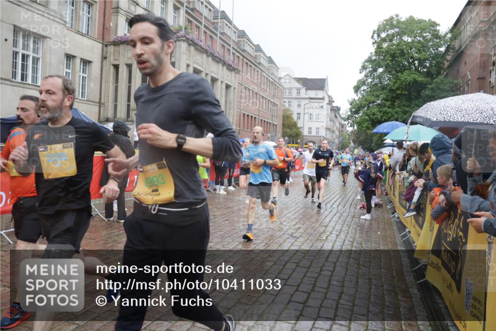 13.09.2026 - Kiel Lauf Yannick Fuchs http://msf.ph/oto/10411033 13.09.2026 10:42:00 Ziel 580, 1206, 1416, 1755, 2013, 2375, 2535, 2547, 2667, 2819, 3188, 3212, 3372, 3985, 4559, 4604, 5265, 5322, 5749, 6175, 6236, 6656, 6917, 7051, 7923, 8547, 8549, 8937, 8981, 9147, 9391, 9526, 9595, 9912, 9920, 10589, 10725, 10790, 10877, 11021, 11659, 11916, 12639, 67, 214, 604, 698, 811, 827, 849, 1183, 1241, 1330, 1445, 1507, 1772, 2387, 2531, 2532, 2927, 3249, 3329, 3330, 3351, 4895, 4959, 4976, 5058, 5108, 5158, 5335, 5726, 6165, 6564, 6960, 6993, 150, 239 meine-sportfotos.de