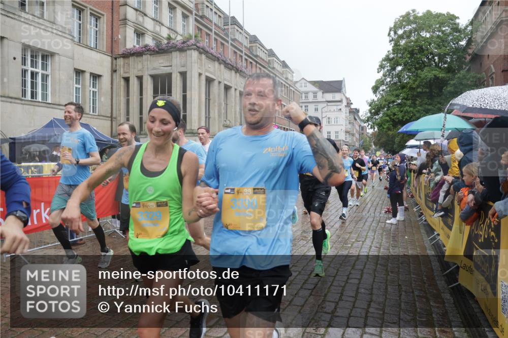 13.09.2026 - Kiel Lauf Yannick Fuchs http://msf.ph/oto/10411171 13.09.2026 10:42:11 Ziel 150, 294, 1328, 1755, 2665, 2819, 2972, 3212, 3254, 3985, 4399, 4475, 4513, 4604, 4919, 5155, 5669, 5749, 6175, 6236, 6587, 6677, 6678, 7051, 7475, 8034, 9391, 9420, 9595, 9635, 9712, 9920, 10452, 10725, 10877, 11175, 214, 580, 604, 698, 811, 1206, 1330, 1416, 1445, 1507, 1755, 1772, 2013, 2375, 2387, 2532, 2535, 2547, 2667, 2927, 3188, 3249, 3329, 3330, 3351, 3372, 3985, 4559, 4895, 4959, 5108, 5158, 5265, 5322, 5749, 6165, 6564, 6656, 6917, 6960, 239, 757, 1638, 2224, 2314 meine-sportfotos.de