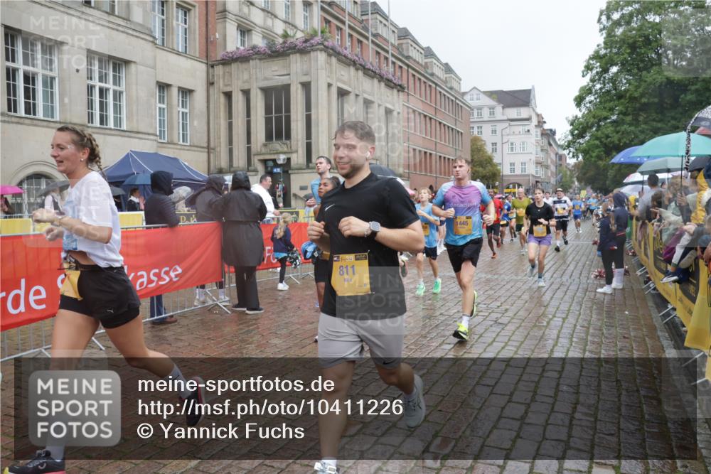 13.09.2026 - Kiel Lauf Yannick Fuchs http://msf.ph/oto/10411226 13.09.2026 10:42:14 Ziel 150, 239, 294, 1328, 2665, 2820, 2972, 3254, 3367, 4399, 4475, 4513, 4604, 4919, 5155, 5669, 5802, 6020, 6175, 6587, 6677, 6678, 7475, 8034, 9420, 9635, 9712, 9920, 10452, 10465, 11175, 580, 698, 811, 1206, 1330, 1416, 1445, 1507, 1755, 2013, 2375, 2387, 2535, 2547, 2667, 2819, 2927, 3188, 3212, 3249, 3351, 3372, 3985, 4559, 4895, 4959, 5108, 5158, 5265, 5322, 5749, 6165, 6236, 6564, 6656, 6917, 6960, 757, 1638, 2224, 2314, 2507, 3821, 4451, 811, 10960 meine-sportfotos.de