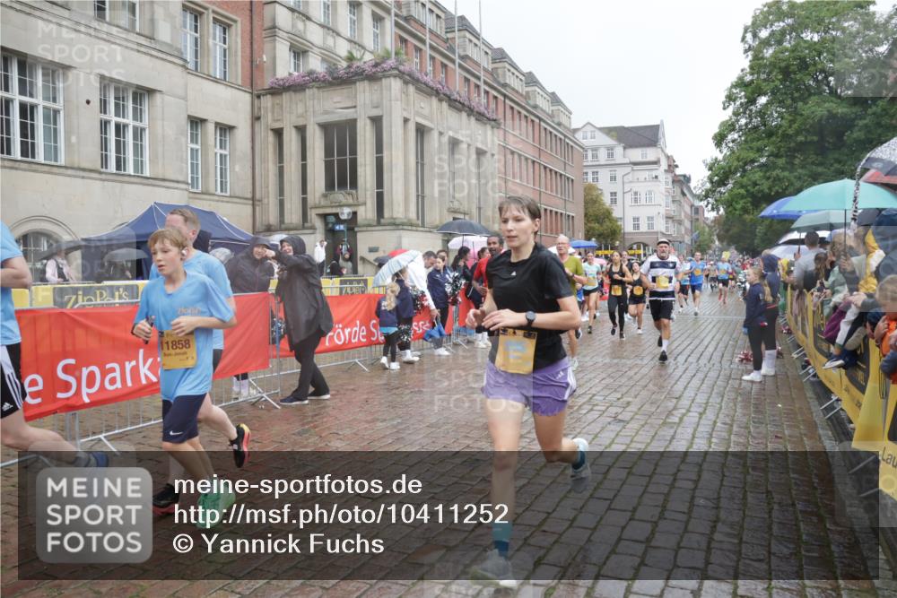 13.09.2026 - Kiel Lauf Yannick Fuchs http://msf.ph/oto/10411252 13.09.2026 10:42:16 Ziel 150, 239, 294, 1245, 1328, 2665, 2820, 2972, 3254, 3367, 4399, 4475, 4513, 4919, 5155, 5669, 5802, 6020, 6587, 6677, 6678, 7475, 8034, 9152, 9420, 9548, 9635, 9712, 10452, 10465, 11175, 150, 580, 698, 1206, 1330, 1416, 1445, 1507, 1755, 2013, 2375, 2535, 2547, 2667, 2819, 2927, 3188, 3212, 3249, 3351, 3372, 3985, 4399, 4559, 4604, 4895, 5158, 5265, 5322, 5669, 5749, 6165, 6175, 6236, 6564, 6656, 6917, 6960, 757, 1638, 2224, 2314, 2507, 3821, 4451, 811, 3351, 10960 meine-sportfotos.de