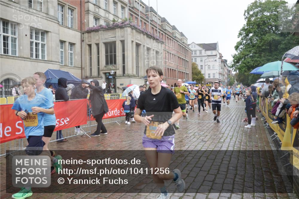 13.09.2026 - Kiel Lauf Yannick Fuchs http://msf.ph/oto/10411256 13.09.2026 10:42:16 Ziel 150, 239, 294, 1245, 1328, 2665, 2820, 2972, 3254, 3367, 4399, 4475, 4513, 4919, 5155, 5669, 5802, 6020, 6587, 6677, 6678, 7475, 8034, 9152, 9420, 9548, 9635, 9712, 10452, 10465, 11175, 150, 580, 698, 1206, 1330, 1416, 1445, 1507, 1755, 2013, 2375, 2535, 2547, 2667, 2819, 2927, 3188, 3212, 3249, 3351, 3372, 3985, 4399, 4559, 4604, 4895, 5158, 5265, 5322, 5669, 5749, 6165, 6175, 6236, 6564, 6656, 6917, 6960, 757, 1638, 2224, 2314, 2507, 3821, 4451, 811, 3351, 10960 meine-sportfotos.de