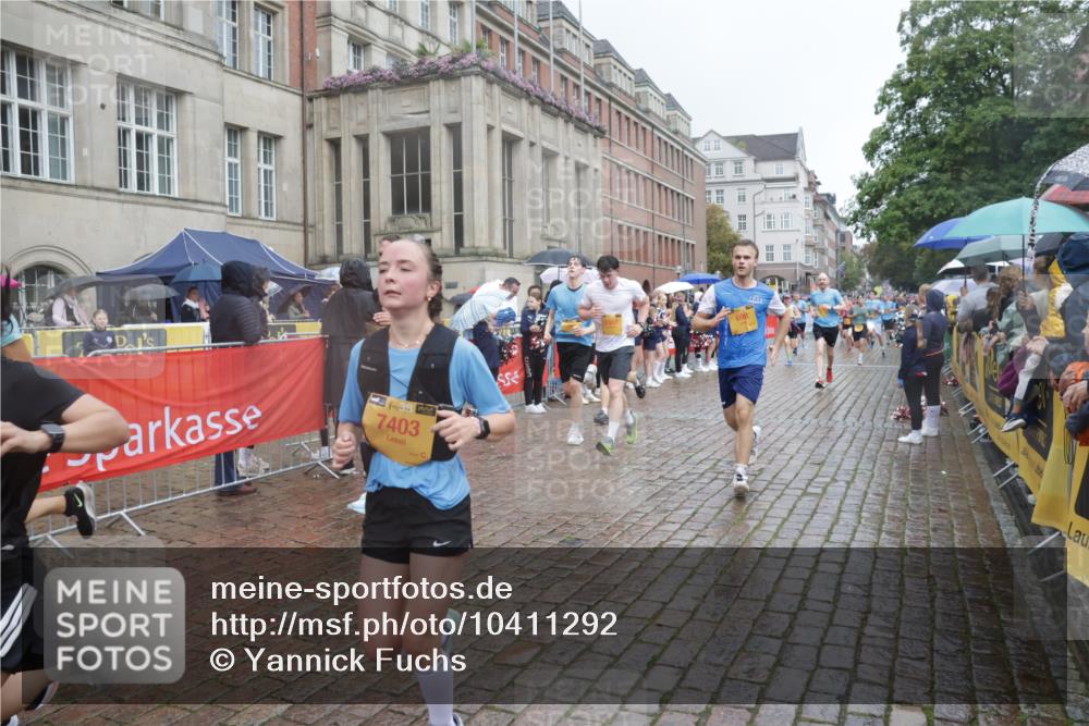 13.09.2026 - Kiel Lauf Yannick Fuchs http://msf.ph/oto/10411292 13.09.2026 10:42:19 Ziel 239, 294, 1245, 1328, 2224, 2314, 2820, 2972, 3254, 3367, 4919, 5155, 5802, 6020, 6677, 6678, 7299, 7475, 7586, 8034, 8304, 9135, 9152, 9420, 9548, 9635, 9712, 10465, 10625, 11148, 11175, 150, 580, 698, 1206, 1330, 1416, 1507, 1755, 2013, 2375, 2535, 2547, 2665, 2667, 2819, 2927, 3188, 3212, 3351, 3372, 3985, 4399, 4475, 4513, 4559, 4604, 4895, 5155, 5158, 5265, 5322, 5669, 5749, 6165, 6175, 6236, 6564, 6587, 6656, 6917, 6960, 757, 1638, 2507, 3821, 4451, 811, 3351, 10960 meine-sportfotos.de