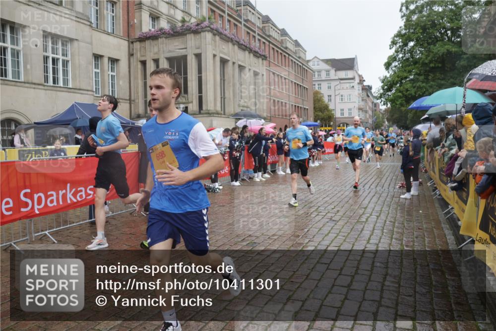 13.09.2026 - Kiel Lauf Yannick Fuchs http://msf.ph/oto/10411301 13.09.2026 10:42:20 Ziel 239, 294, 1245, 1328, 2224, 2314, 2820, 2972, 3254, 3367, 4919, 5802, 6020, 6677, 6678, 7299, 7475, 7586, 8034, 8304, 9135, 9152, 9420, 9548, 9635, 9712, 10465, 10625, 11148, 11175, 12619, 150, 580, 698, 1206, 1330, 1416, 1507, 1755, 2013, 2375, 2535, 2547, 2665, 2667, 2819, 2927, 3188, 3212, 3372, 3985, 4399, 4475, 4513, 4559, 4604, 4895, 5155, 5265, 5322, 5669, 5749, 6165, 6175, 6236, 6564, 6587, 6656, 6917, 757, 1638, 2507, 3821, 4451, 811, 3351, 10960 meine-sportfotos.de
