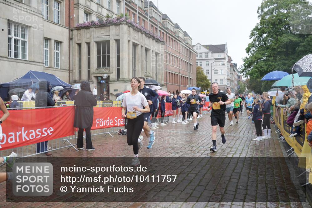 13.09.2026 - Kiel Lauf Yannick Fuchs http://msf.ph/oto/10411757 13.09.2026 10:42:56 Ziel 2427, 2481, 2627, 2999, 3248, 3260, 3572, 3584, 4120, 5298, 5814, 6121, 6129, 6136, 6179, 7188, 7422, 7555, 7657, 7692, 7814, 8287, 8759, 9177, 9341, 10485, 10667, 11129, 11146, 11344, 11643, 11726, 11984, 12208, 12279, 12825, 12827, 757, 1638, 1680, 1975, 2224, 2239, 2273, 2314, 2507, 2745, 3036, 3474, 3821, 4034, 4320, 4352, 4451, 5450, 5476, 5636, 5877, 5911, 5933, 5952, 6088, 6147, 6196, 6320, 6567, 6615, 6839, 7014, 7187, 7299, 7586, 7685, 7692, 8304, 9152, 5437 meine-sportfotos.de
