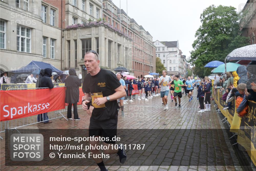 13.09.2026 - Kiel Lauf Yannick Fuchs http://msf.ph/oto/10411787 13.09.2026 10:42:58 Ziel 2427, 2481, 2627, 2999, 3248, 3260, 3572, 4120, 5298, 5437, 5814, 6121, 6129, 6136, 6179, 7188, 7422, 7555, 7657, 7814, 8287, 9177, 9483, 10485, 11129, 11146, 11344, 11643, 11726, 11984, 12187, 12208, 12279, 12827, 757, 1638, 1680, 1975, 2239, 2273, 2507, 2745, 3036, 3474, 3584, 3821, 4034, 4320, 4352, 4451, 5450, 5476, 5636, 5877, 5911, 5933, 5952, 6088, 6147, 6196, 6320, 6567, 6615, 6839, 7014, 7187, 7586, 7685, 7692, 8304, 2887 meine-sportfotos.de