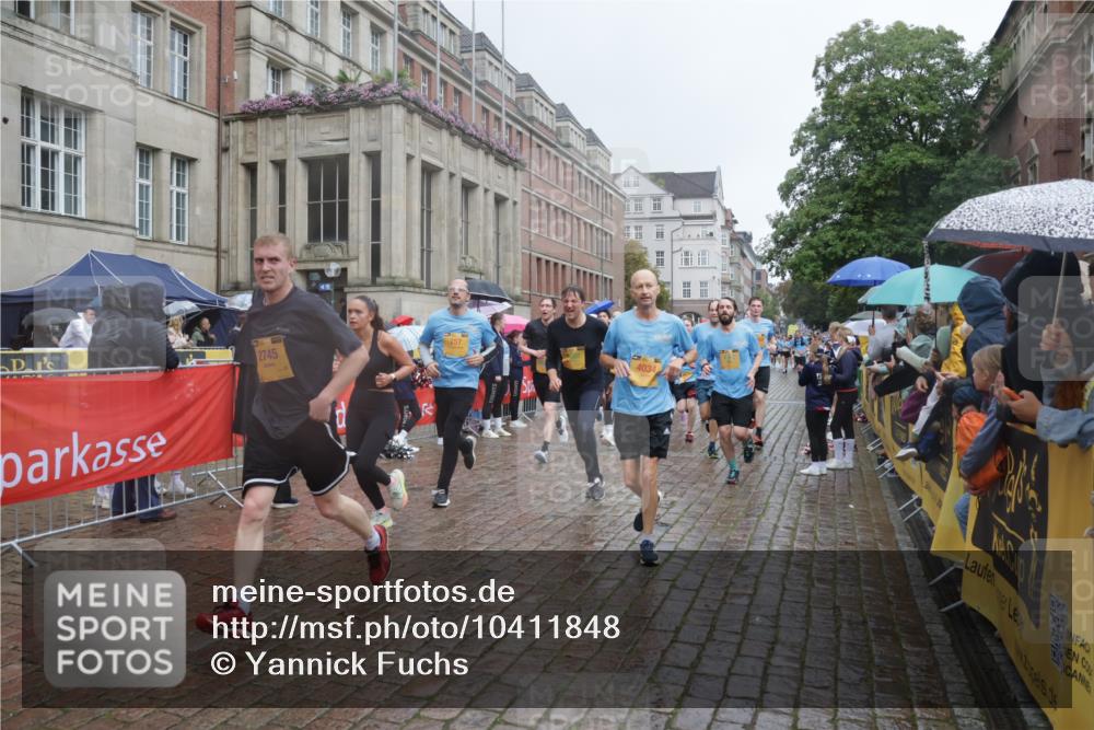 13.09.2026 - Kiel Lauf Yannick Fuchs http://msf.ph/oto/10411848 13.09.2026 10:43:03 Ziel 1290, 1931, 2427, 2481, 2502, 2627, 3248, 3572, 3976, 4120, 4825, 5298, 5414, 5437, 6121, 6179, 6439, 7188, 7555, 7814, 8287, 9177, 9483, 9627, 11129, 11146, 11344, 11643, 11726, 11971, 11984, 12165, 12187, 12279, 12480, 12827, 757, 1680, 1975, 2239, 2273, 2507, 2745, 2999, 3036, 3260, 3474, 3584, 3821, 4034, 4120, 4320, 4352, 4451, 5450, 5476, 5814, 5911, 5933, 5952, 6088, 6129, 6136, 6147, 6196, 6320, 6567, 6615, 6839, 7014, 7187, 7685, 7692, 485, 1178, 2131, 2887 meine-sportfotos.de