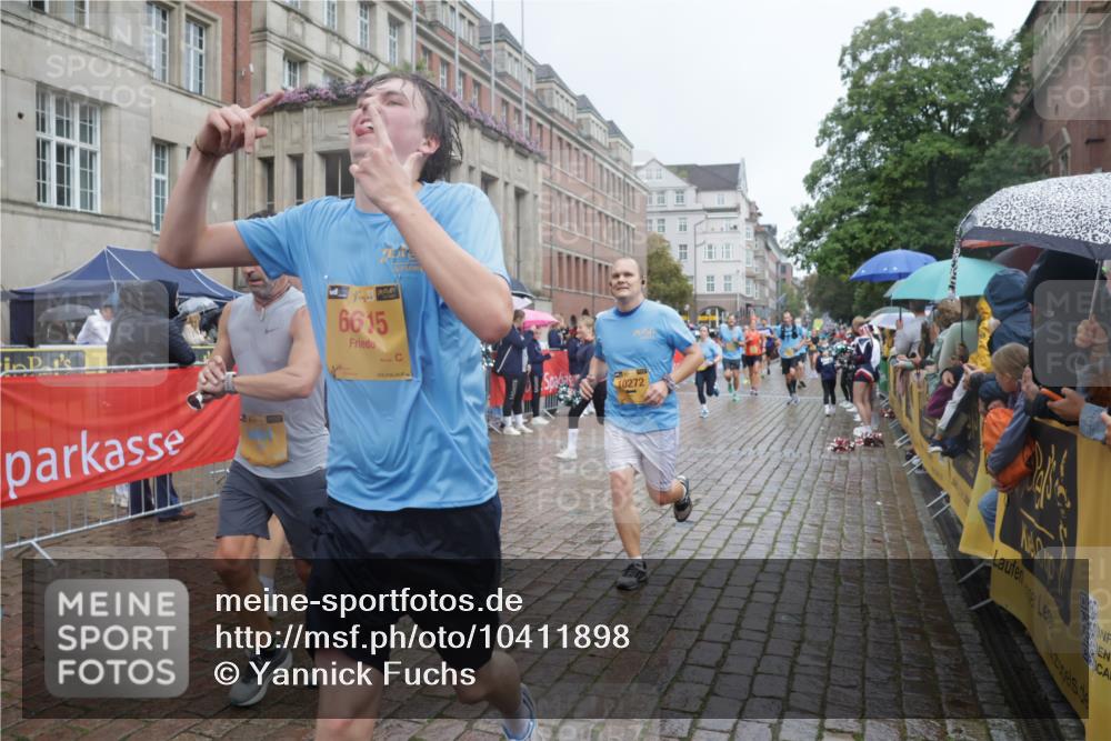 13.09.2026 - Kiel Lauf Yannick Fuchs http://msf.ph/oto/10411898 13.09.2026 10:43:06 Ziel 1290, 1931, 2376, 2427, 2481, 2502, 2627, 2633, 2954, 3248, 3572, 3976, 4825, 5298, 5414, 5437, 6121, 6139, 6179, 6439, 7188, 7555, 8287, 9177, 9483, 9627, 9632, 10812, 11129, 11146, 11344, 11726, 11971, 11984, 12165, 12187, 12480, 12824, 1680, 1975, 2239, 2273, 2507, 2999, 3036, 3260, 3474, 3584, 3821, 4120, 4451, 5450, 5476, 5814, 5911, 5933, 5952, 6129, 6136, 6147, 6196, 6320, 6567, 6615, 6839, 7014, 7685, 7692, 485, 681, 1178, 2131, 2887 meine-sportfotos.de