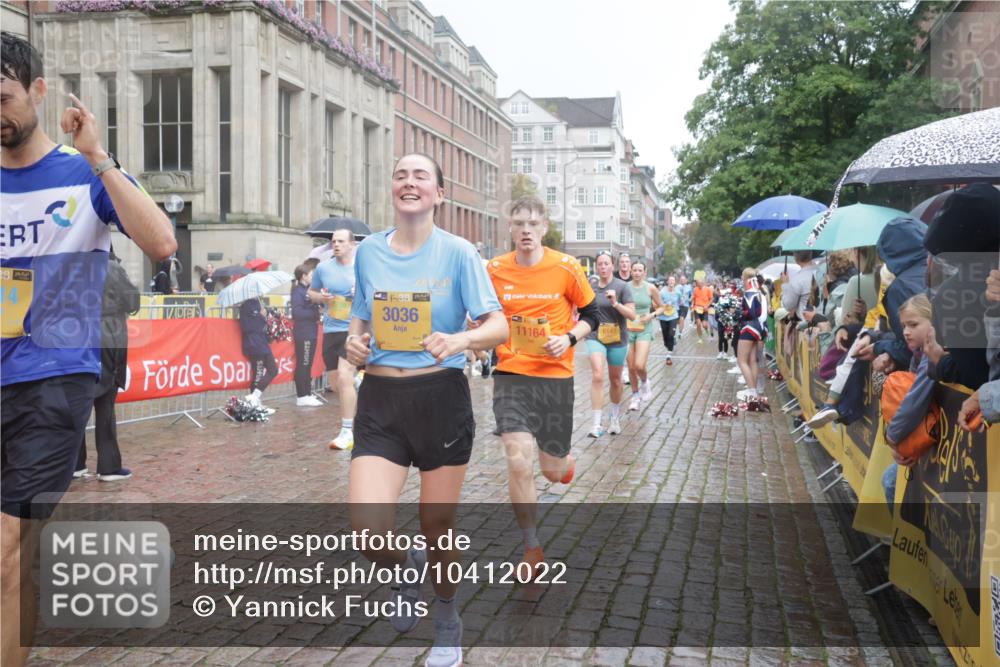 13.09.2026 - Kiel Lauf Yannick Fuchs http://msf.ph/oto/10412022 13.09.2026 10:43:14 Ziel 245, 534, 610, 1069, 1121, 1178, 1290, 1931, 2376, 2502, 2633, 2887, 2954, 3169, 3911, 3976, 4124, 4825, 5070, 5414, 5679, 6139, 6231, 6439, 6492, 6655, 6713, 7262, 8038, 8511, 9627, 9632, 10812, 10955, 11010, 11162, 11635, 11971, 12040, 12165, 12480, 12824, 1680, 1975, 2239, 2273, 2427, 2481, 2627, 2999, 3036, 3248, 3260, 3572, 3584, 4120, 5298, 5437, 5450, 5814, 5911, 5933, 6121, 6129, 6136, 6147, 6320, 6567, 6839, 7014, 7685, 7692, 485, 681, 2131 meine-sportfotos.de