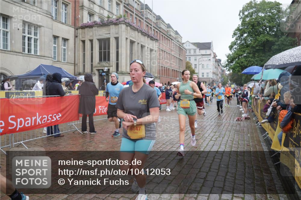 13.09.2026 - Kiel Lauf Yannick Fuchs http://msf.ph/oto/10412053 13.09.2026 10:43:16 Ziel 245, 485, 534, 610, 1069, 1121, 1178, 2131, 2376, 2633, 2887, 2954, 3169, 3911, 3976, 4124, 5070, 5414, 5679, 6139, 6231, 6439, 6492, 6655, 6713, 7262, 8038, 8511, 8825, 9632, 10812, 10955, 11010, 11162, 11566, 11635, 11971, 12040, 12165, 12824, 1290, 1680, 1931, 1975, 2239, 2273, 2427, 2481, 2502, 2627, 2999, 3248, 3260, 3572, 3584, 4120, 4825, 5298, 5437, 5450, 5814, 5911, 5933, 6121, 6129, 6136, 6147, 6320, 6567, 6839, 7692, 681 meine-sportfotos.de