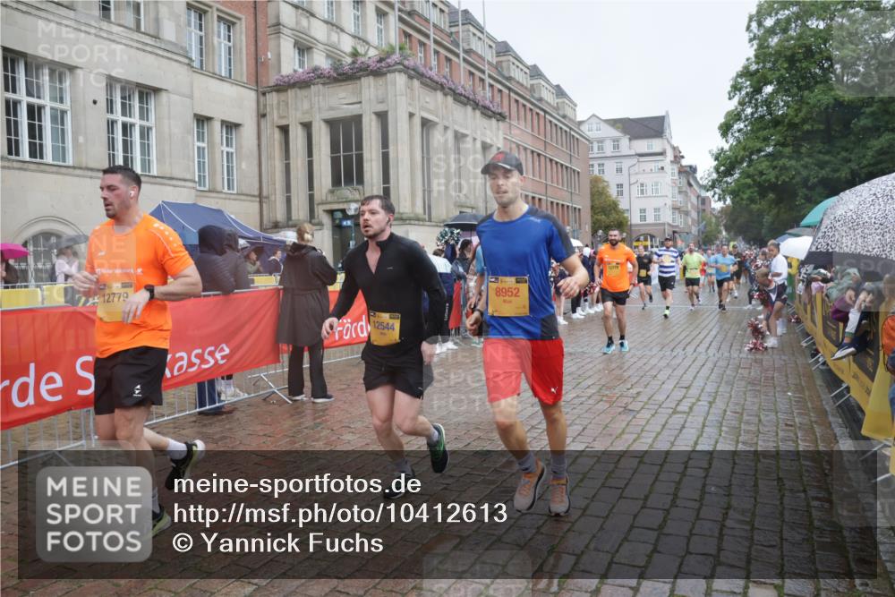 13.09.2026 - Kiel Lauf Yannick Fuchs http://msf.ph/oto/10412613 13.09.2026 10:44:02 Ziel 56, 202, 305, 318, 939, 1118, 1215, 1242, 1956, 1977, 2861, 3573, 3806, 4422, 4728, 4746, 6163, 6184, 7505, 7658, 8712, 9004, 9481, 9979, 10100, 10437, 10670, 10709, 11277, 11431, 11611, 11720, 12440, 12490, 149, 371, 1029, 1215, 1536, 1720, 2316, 2317, 2653, 2971, 3123, 3258, 3292, 3308, 3734, 4143, 4493, 4541, 4669, 4850, 4941, 5059, 5127, 5419, 5848, 6079, 6368, 6716, 7351, 702, 1379, 1439, 1839, 2729, 3918, 6059, 7534, 7900, 9082, 9229 meine-sportfotos.de