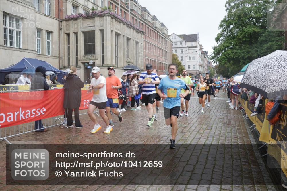 13.09.2026 - Kiel Lauf Yannick Fuchs http://msf.ph/oto/10412659 13.09.2026 10:44:06 Ziel 202, 318, 939, 1118, 1242, 1956, 2729, 2861, 2873, 3573, 3806, 3918, 4422, 5711, 6163, 6184, 7114, 7505, 7658, 7872, 7900, 8712, 9004, 9056, 9082, 9481, 9979, 10709, 11205, 11262, 11277, 11431, 11720, 11784, 12152, 12382, 12384, 12386, 12440, 56, 149, 305, 371, 1029, 1215, 1536, 1977, 2316, 2317, 2653, 2861, 2971, 3123, 3258, 3292, 3308, 3734, 4143, 4493, 4541, 4669, 4728, 4746, 4850, 4941, 5059, 5127, 5419, 6368, 6716, 7351, 702, 1275, 1379, 1439, 1839, 6059, 7534, 9229 meine-sportfotos.de