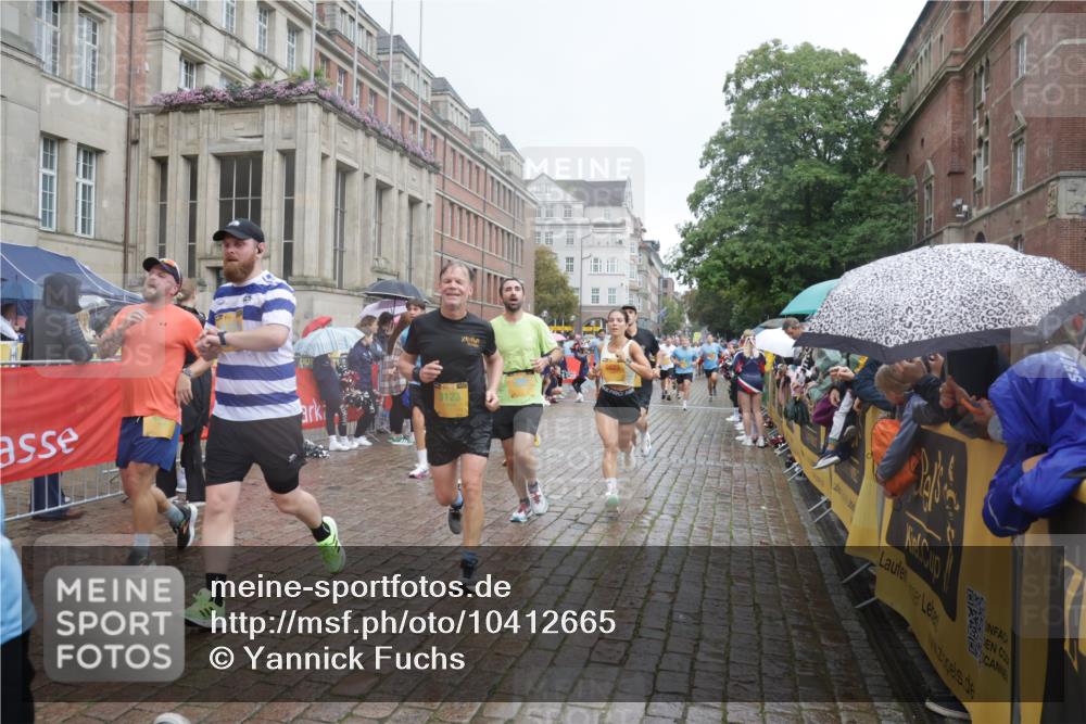 13.09.2026 - Kiel Lauf Yannick Fuchs http://msf.ph/oto/10412665 13.09.2026 10:44:07 Ziel 202, 318, 939, 1118, 1242, 1956, 2729, 2873, 3573, 3806, 3918, 4422, 5711, 6059, 6163, 6184, 7114, 7505, 7534, 7658, 7872, 7900, 8712, 9004, 9056, 9082, 9229, 9481, 9979, 10405, 10709, 11205, 11262, 11277, 11431, 11720, 11784, 12152, 12382, 12384, 12386, 12440, 56, 149, 305, 371, 1029, 1215, 1536, 1977, 2316, 2317, 2653, 2861, 2971, 3123, 3258, 3292, 3308, 3734, 4143, 4493, 4541, 4669, 4728, 4746, 4850, 4941, 5059, 5127, 5419, 6368, 6716, 7351, 702, 1275, 1379, 1439, 1839 meine-sportfotos.de