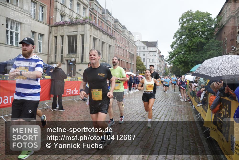 13.09.2026 - Kiel Lauf Yannick Fuchs http://msf.ph/oto/10412667 13.09.2026 10:44:07 Ziel 202, 318, 939, 1118, 1242, 1956, 2729, 2873, 3573, 3806, 3918, 4422, 5711, 6059, 6163, 6184, 7114, 7505, 7534, 7658, 7872, 7900, 8712, 9004, 9056, 9082, 9229, 9481, 9979, 10405, 10709, 11205, 11262, 11277, 11431, 11720, 11784, 12152, 12382, 12384, 12386, 12440, 56, 149, 305, 371, 1029, 1215, 1536, 1977, 2316, 2317, 2653, 2861, 2971, 3123, 3258, 3292, 3308, 3734, 4143, 4493, 4541, 4669, 4728, 4746, 4850, 4941, 5059, 5127, 5419, 6368, 6716, 7351, 702, 1275, 1379, 1439, 1839 meine-sportfotos.de