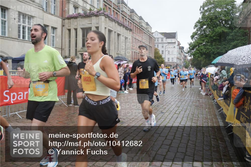 13.09.2026 - Kiel Lauf Yannick Fuchs http://msf.ph/oto/10412682 13.09.2026 10:44:08 Ziel 202, 318, 939, 1118, 1242, 1956, 2729, 2873, 3573, 3806, 3918, 4422, 5711, 6059, 6163, 6184, 7114, 7534, 7658, 7872, 7900, 9004, 9056, 9082, 9229, 9481, 9979, 10405, 11205, 11262, 11277, 11431, 11720, 11784, 12152, 12382, 12384, 12386, 12440, 56, 149, 305, 371, 1029, 1215, 1536, 1977, 2316, 2317, 2653, 2861, 2971, 3123, 3258, 3292, 3308, 3734, 4143, 4493, 4541, 4669, 4728, 4746, 4850, 4941, 5059, 5127, 5419, 6368, 6716, 7351, 702, 1275, 1379, 1439, 1839 meine-sportfotos.de