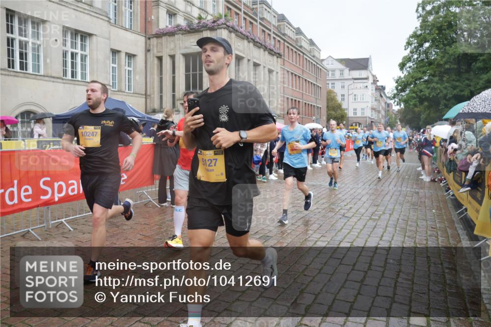 13.09.2026 - Kiel Lauf Yannick Fuchs http://msf.ph/oto/10412691 13.09.2026 10:44:09 Ziel 202, 318, 939, 1118, 1242, 1839, 1956, 2729, 2873, 3186, 3573, 3806, 3918, 4422, 5711, 6059, 6163, 6184, 7114, 7534, 7872, 7900, 9056, 9082, 9229, 9979, 10405, 11205, 11262, 11277, 11431, 11720, 11784, 12152, 12382, 12384, 12386, 12440, 56, 149, 305, 371, 1029, 1215, 1536, 1977, 2316, 2317, 2653, 2861, 2971, 3258, 3292, 3308, 3734, 3806, 4143, 4493, 4541, 4669, 4728, 4746, 4850, 4941, 5059, 5127, 5419, 6368, 6716, 7351, 702, 1275, 1379, 1439 meine-sportfotos.de