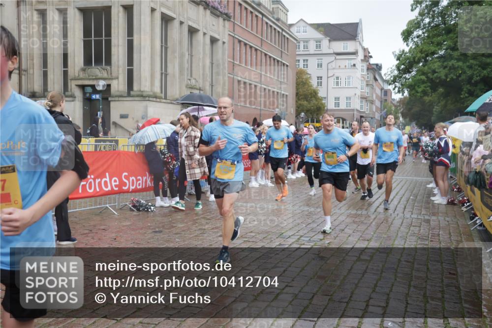 13.09.2026 - Kiel Lauf Yannick Fuchs http://msf.ph/oto/10412704 13.09.2026 10:44:10 Ziel 202, 318, 702, 939, 1118, 1242, 1839, 1956, 2729, 2873, 3186, 3573, 3918, 4422, 5711, 6059, 6163, 6184, 7114, 7534, 7872, 7900, 9056, 9082, 9229, 9979, 10405, 10406, 11019, 11195, 11205, 11262, 11277, 11431, 11720, 11784, 12152, 12382, 12384, 12386, 12440, 56, 149, 305, 371, 1029, 1118, 1215, 1977, 2316, 2317, 2653, 2861, 2971, 3258, 3292, 3308, 3734, 3806, 4541, 4669, 4728, 4746, 4850, 4941, 5059, 5127, 5419, 6368, 6716, 7351, 1275, 1379, 1439 meine-sportfotos.de