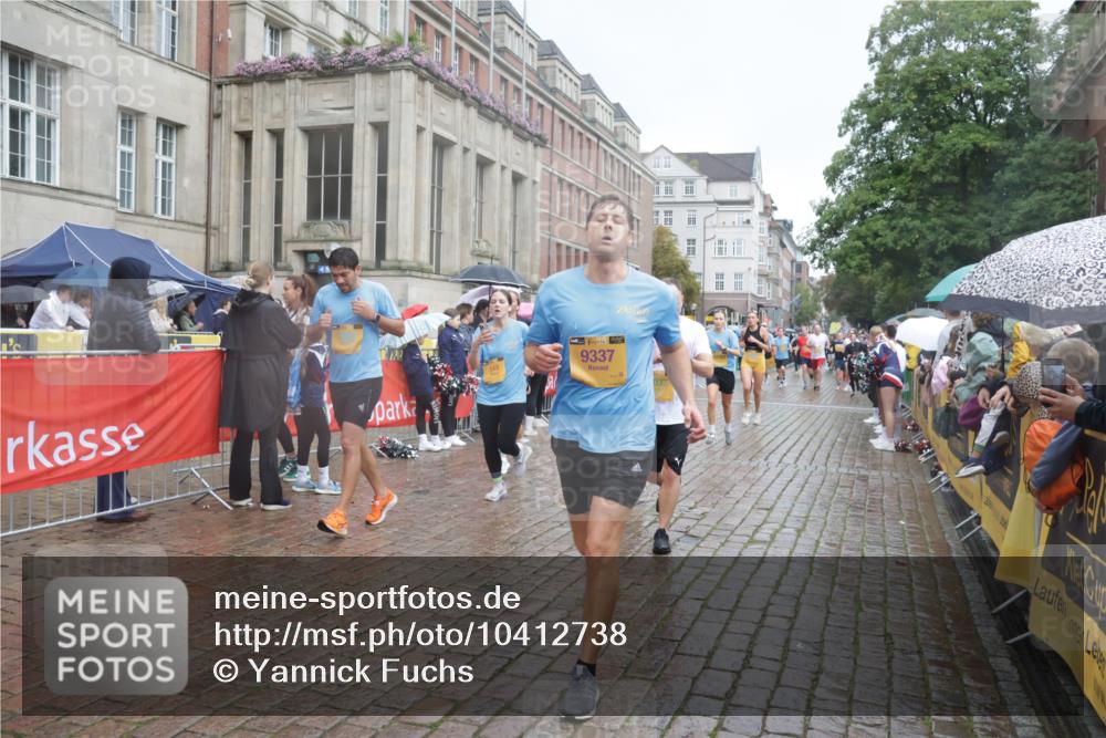 13.09.2026 - Kiel Lauf Yannick Fuchs http://msf.ph/oto/10412738 13.09.2026 10:44:12 Ziel 318, 702, 939, 1242, 1379, 1839, 1956, 2729, 2873, 3186, 3573, 3918, 4422, 5183, 5711, 5859, 6059, 6184, 7114, 7534, 7872, 7900, 9056, 9082, 9229, 9979, 10205, 10405, 10406, 11019, 11195, 11205, 11262, 11277, 11431, 11784, 12152, 12382, 12384, 12386, 12440, 56, 149, 202, 305, 371, 1029, 1118, 1215, 1977, 2316, 2653, 2861, 2971, 3258, 3292, 3308, 3734, 3806, 4422, 4669, 4728, 4746, 4850, 5059, 5419, 6368, 6716, 7351, 1275, 1439 meine-sportfotos.de